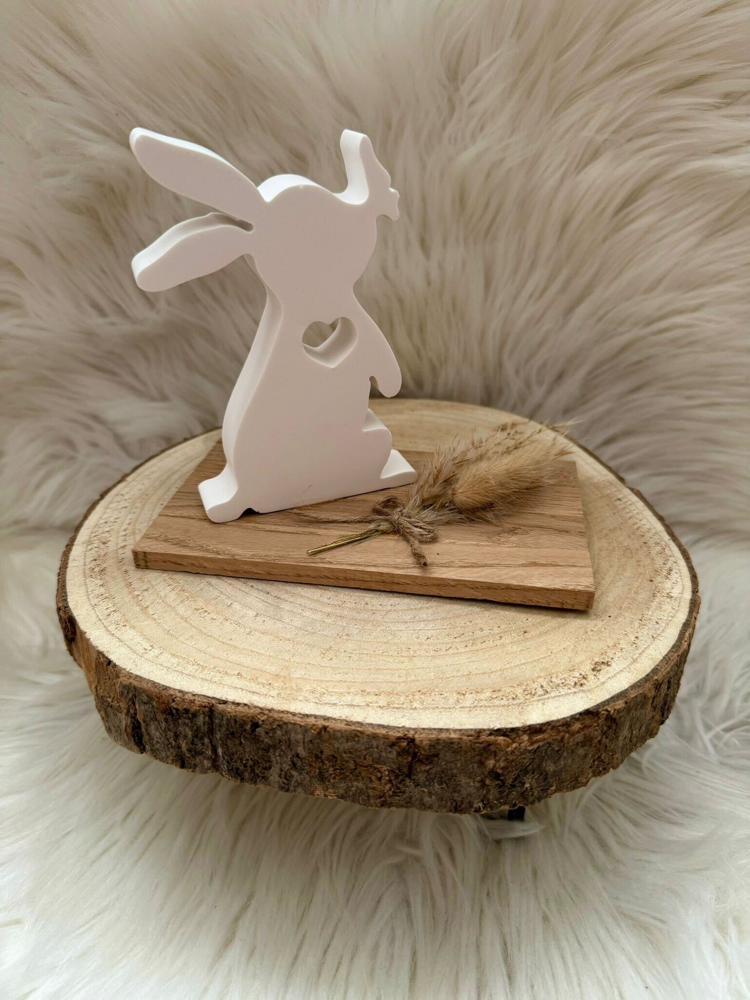 Hase mit Schmetterling – Bild 1
